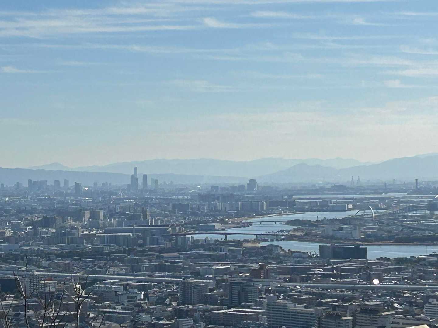 左手前の信貴山の奥は高見山⛰️
高見山から右へ大峯奥駈道⛰️⛰️⛰️
右手前は二上山です⛰️⛰️