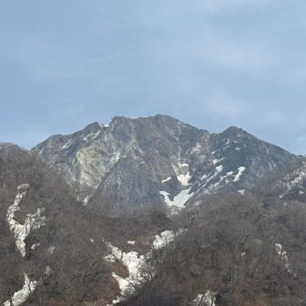 さっき雪崩れの轟音が聞こえた三鈷峰…雪ハゲが進んでいるね🤔