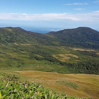 登ってきた登山道が見えます。左の駒ヶ峰と右の乗鞍岳の間を越えて、乗鞍岳の裏側を下ります。太平洋もうっすらと見えています。