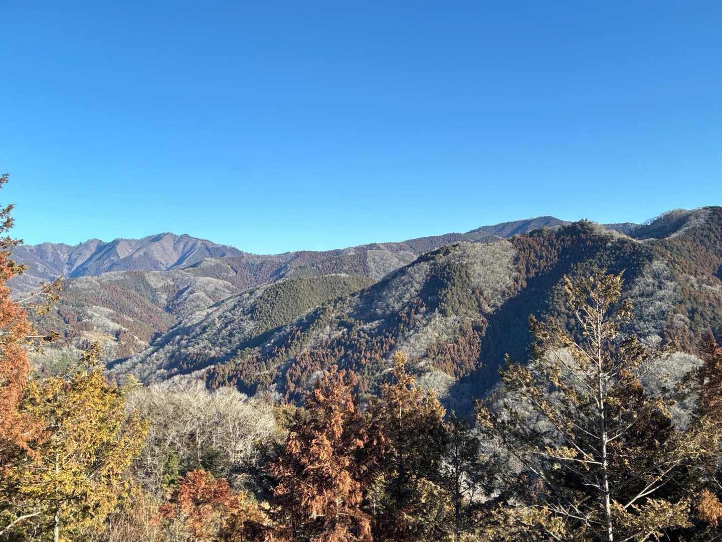 パノラマコースからの景色
右の方が陣馬山　左の方が生藤山