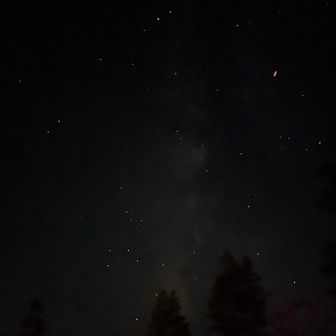 月がないから星空ヤバい🤩
縦にモヤッとしてるのが天の川かなぁ
宿の消灯後にも見に行こうとしたけど、眠気と疲労で無理