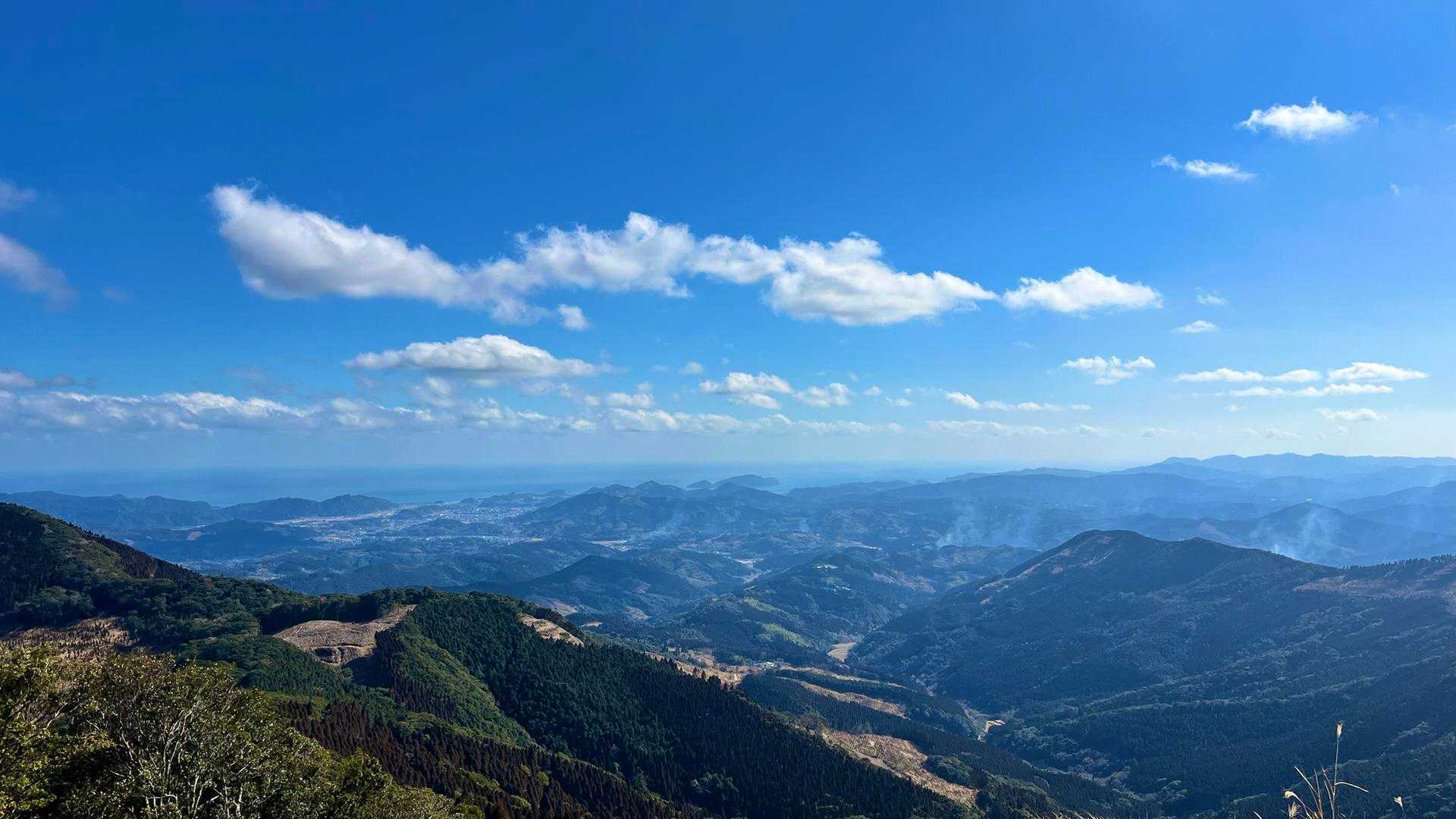 途中の伐採地からの一枚📸
山頂より景色がよかった🤣