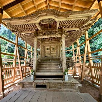 雨風を防ぐため、覆屋（おおいや）内に納められた社殿