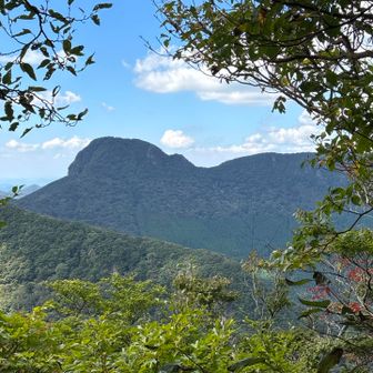 多良岳から見る経ヶ岳

嘘だろ、あそこまで行って帰ってきたのかよ