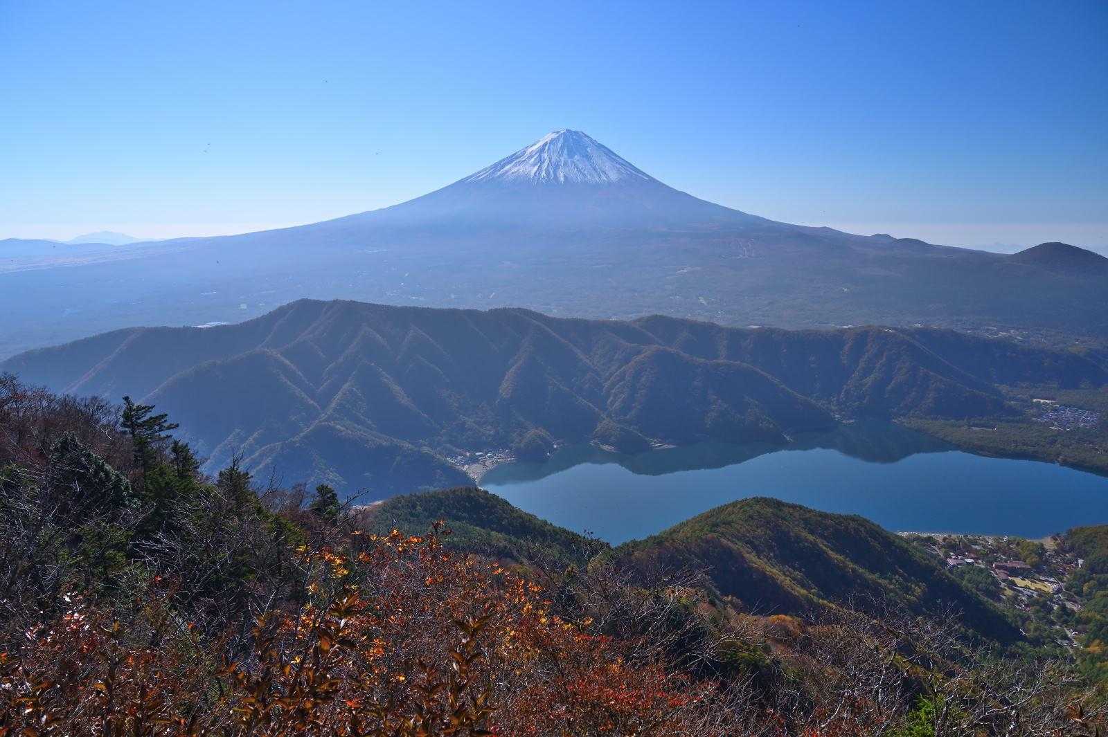 十二ヶ岳からの西湖越の富士山展望。絶景～
ここで一休みして先に進む