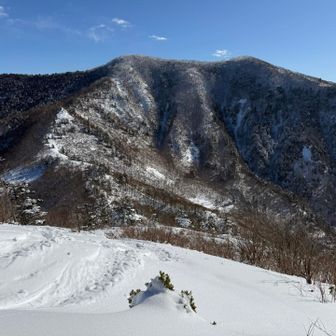 飯綱(瑪瑙山からトレースあり
斜面を地形観察しつつ雪崩地形や滑走ルートについて議論