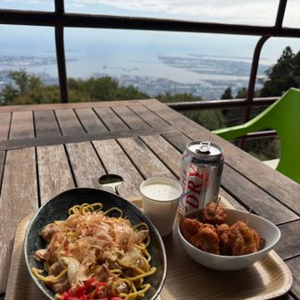 焼きそば、唐揚げ、ビール🍺
沢山飲めない、私と友達。
350ℓを半分こで丁度良い😂