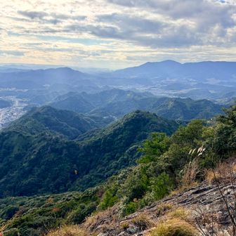 真ん中のポコンを越えて、鞍部から降ります
ポコンまでぐるっと回るのでまだ遠い💦