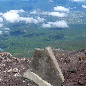 あの石碑のところには行けませんが、写真を見ると大沢崩れ覗きって彫ってある？
樹海の緑と雲影のパッチワークが和みます
