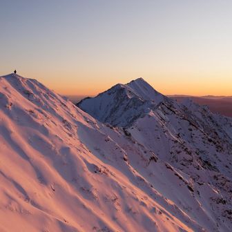 手前の斜面のピンクはここまで