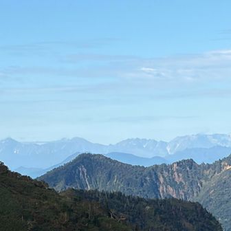 苗場山と妙高山の間に、鹿島槍ヶ岳から白馬三山まで、後立山連峰の峰々が綺麗に見えました🤩
