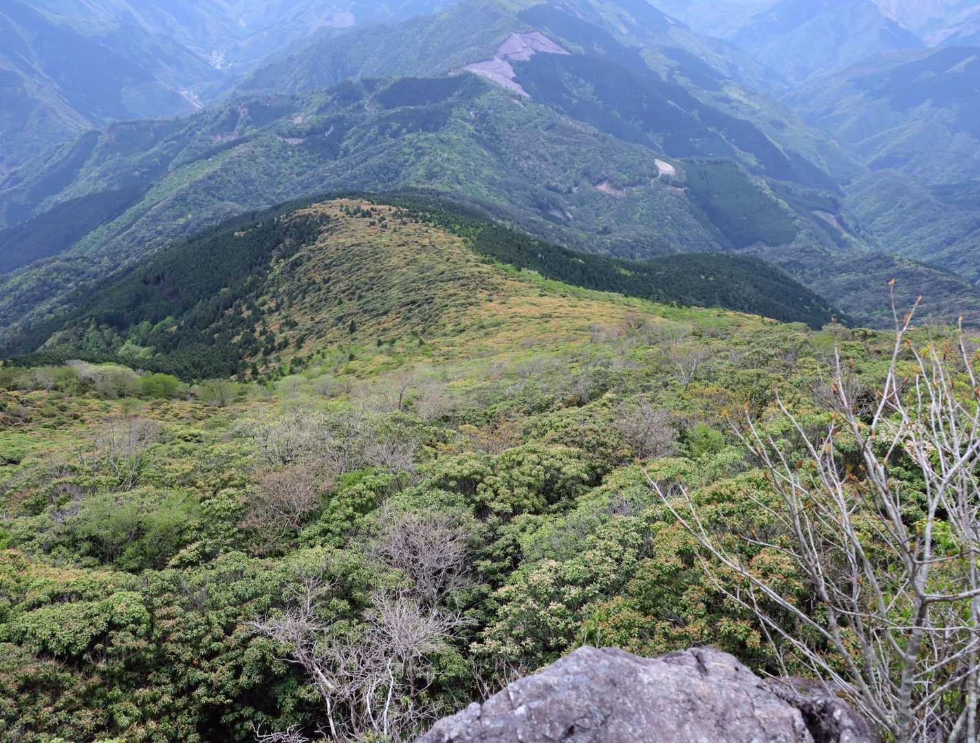 登りの時にも佇んだ岩🪨