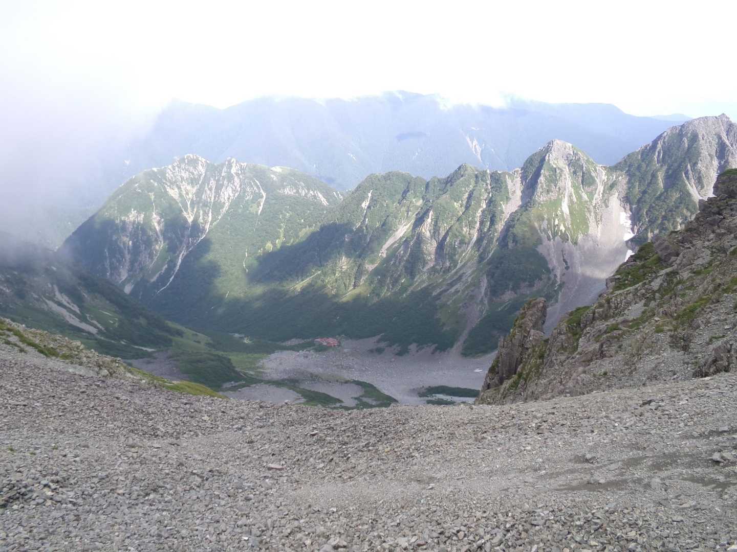 山荘に戻って涸沢カールを下に眺めながら