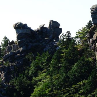 青岳より揺るぎ岩と天狗岩をズーム