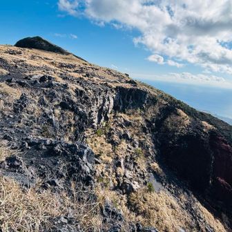 かっこいい崖

谷を覗いてみては