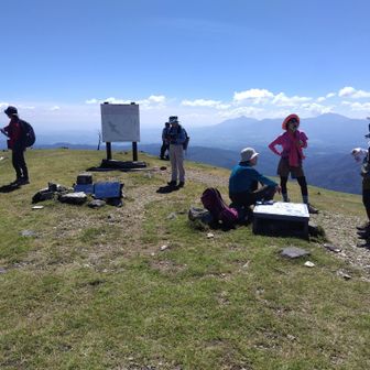 山頂でゆっくりランチタイム🍙🥚🧀☕🍊。

山口や広島からのソロの方と山談義も楽しいひととき😃