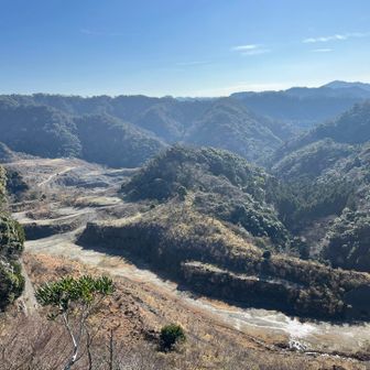 右は渓谷っぽくなってるのが見えます。👀