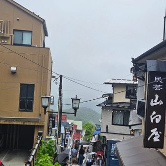 石段街に戻ってきました。
午前から賑わっています。
良いことです