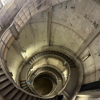 白丸ダム魚道。
高所恐怖症の私は下を覗くのもムリ…
手を伸ばして写真撮ったー。