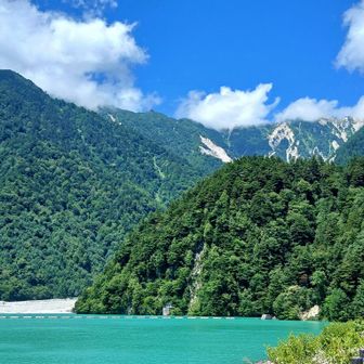 高瀬ダムまで一気に下山。ブナ立尾根は2.7kmで標高差1300mを下る、平均48％勾配の激坂。でもよく整備された道なので、この前の鋸岳・角兵衛沢と比べたら天国。やっぱ人の多い一般道は最高😙