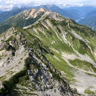 山頂より北側を望む。赤牛岳と最奥に立山の峰々、右に黒部湖。
赤牛岳から黒部湖まで続いている読売新道。いつか歩く時があるのだろうか。