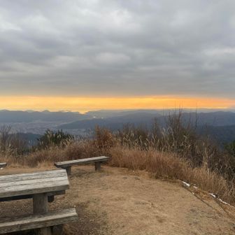 まだ3時半なんですけど、日暮れのように見えますね。
また30分ほどおしゃべりしながら無事下山です。