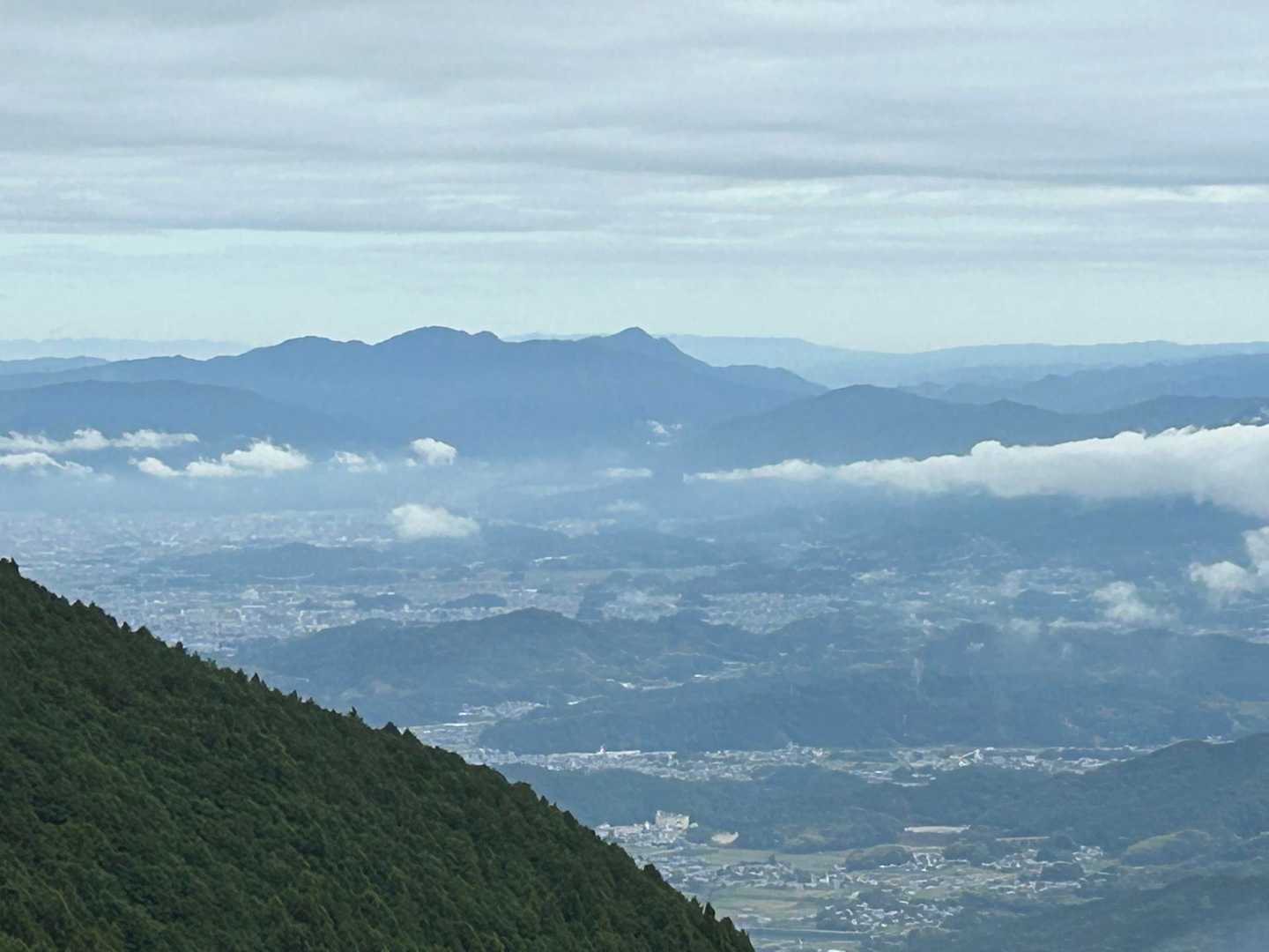 遠くに見える高みは額井岳でしょうか👀