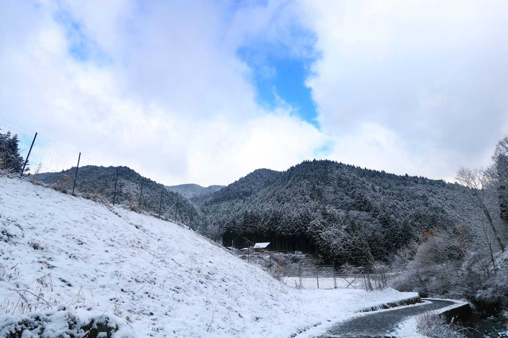少し青空。