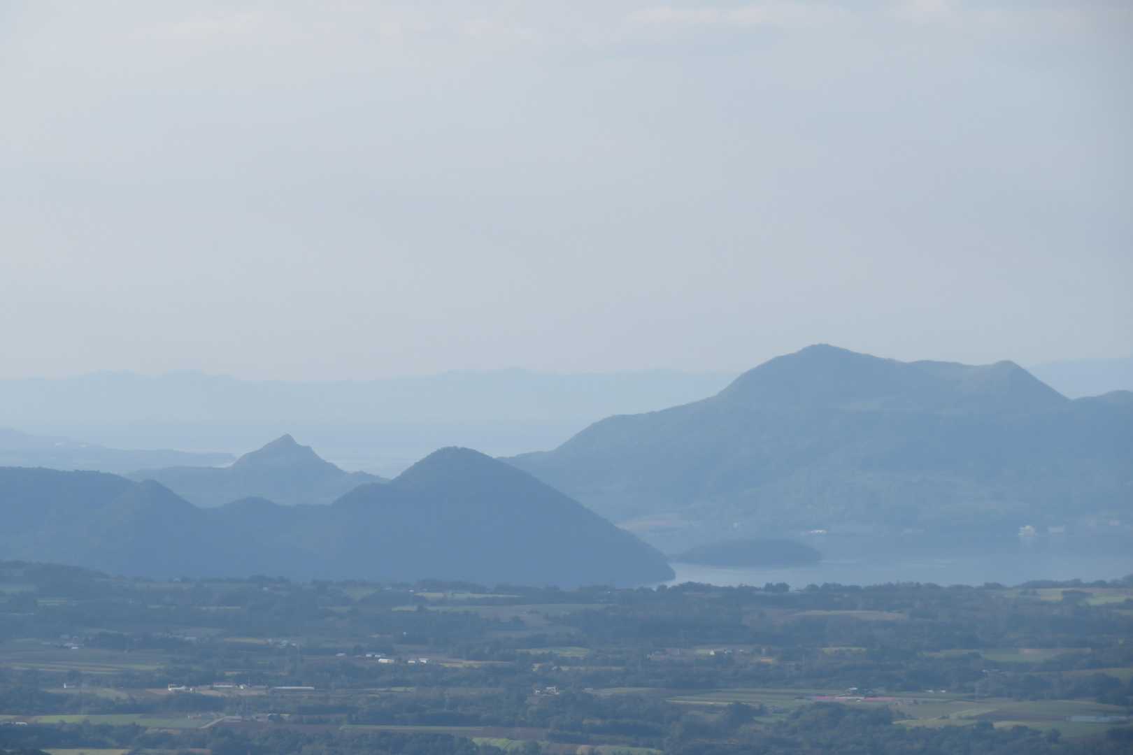 洞爺湖。昭和新山と有珠山。有珠山は自分の登山の原点ともいうべき山です。