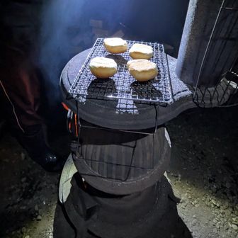 さてパン焼いて食べよ〜ぜ〜
ソーセージのはいったガン！