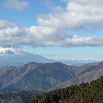 右から悪沢岳、赤岳、聖岳、ちょっと飛んで富士山