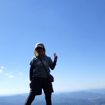 山頂から少し下りた所で昼食
岩の上に立ち、すこい標高の頂にいるかのように撮ってみる（笑）