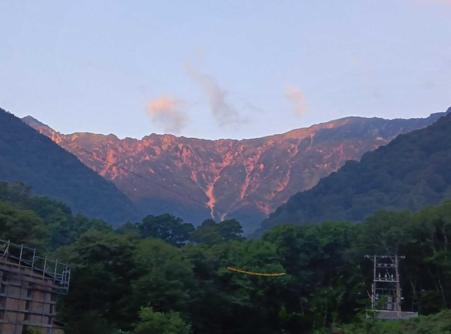 爺ヶ岳往復 | 柏原新道から稜線へ、剱岳と鹿島槍を一度に望む三峰の山の写真