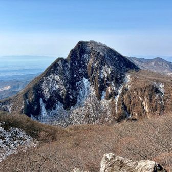 電波塔の奥にある岩の上の眺望ポイントから。
目前に相馬山