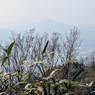 見えますか⁉️
糸島のｼﾝﾎﾞﾙ  可也山 (筑紫富士)
薄っすらと 写って いるのですよ🎶