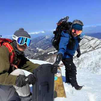 手作りのソリらしいですよ🛷
動画見てもらうとなかなかのスピードw
