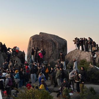 日の出直前の山頂