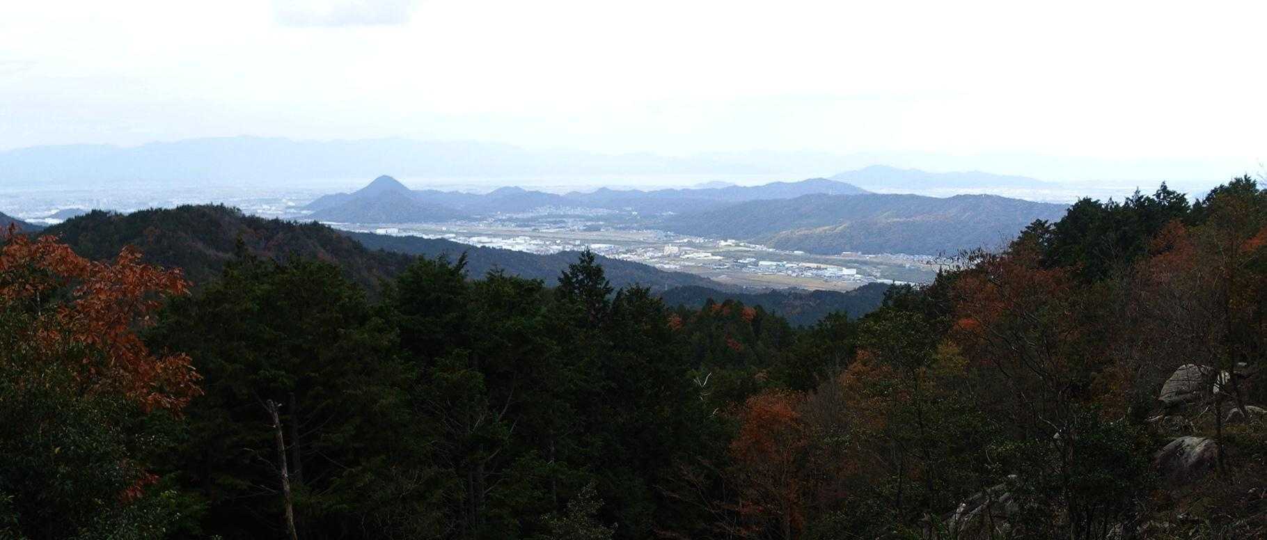 近江富士の三上山
その右奥には、9月の奥島山が。