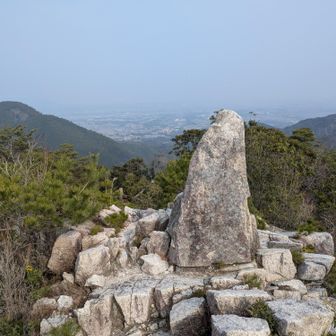 さすがに展望はいいですね。標高が低くても山頂にふさわしい姿です