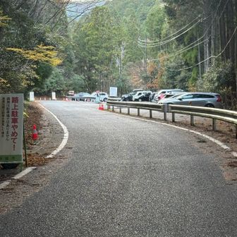 16時下山、陽が傾いてきていて、乳岩やネコちゃんを見るのは今回は残念ながらやめました。まだまだたくさんの車が停まっています。