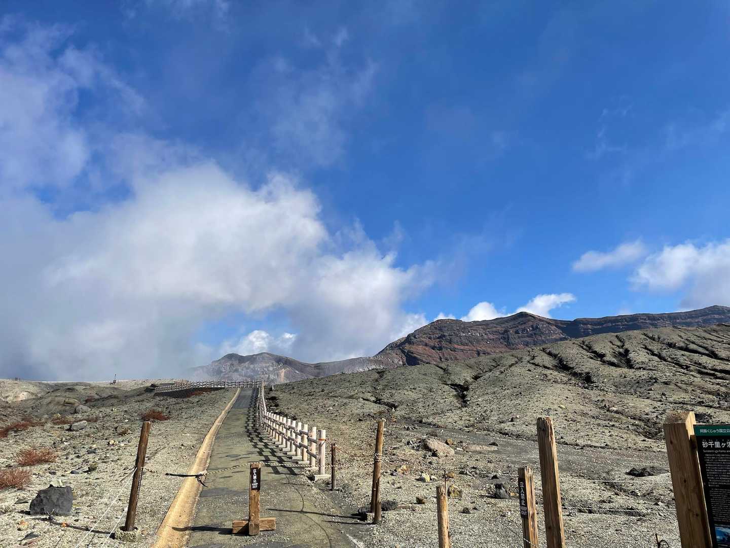 朝7時に出発予定が朝食も楽しくいただき離れがたくて10時出発の11時登山開始に😊