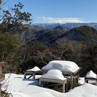 白山に少し雲が湧いてきました。