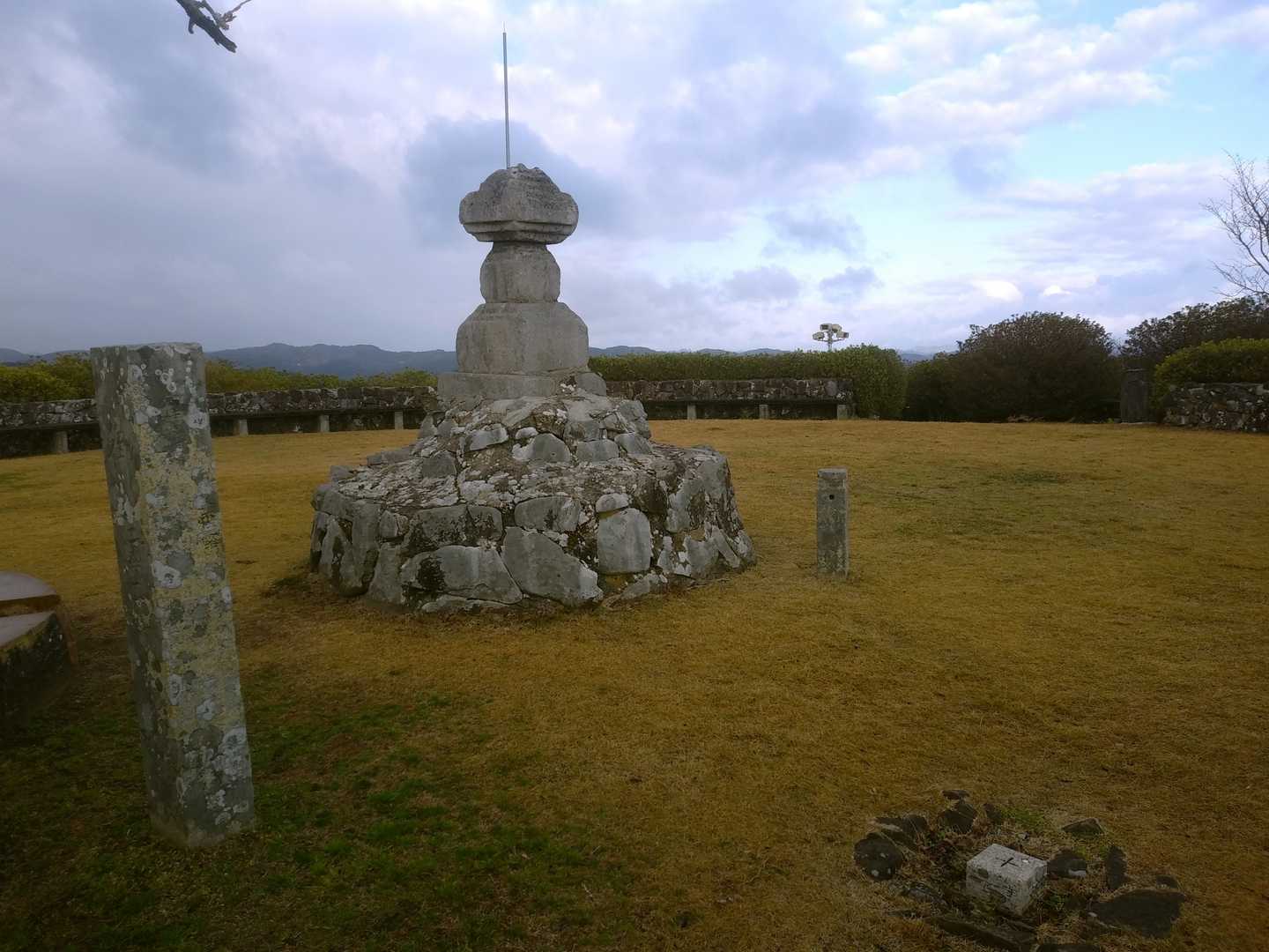 弥高山、二等三角点！
広い山頂広場😄駐車場からわずか数分で来れますよ😉
