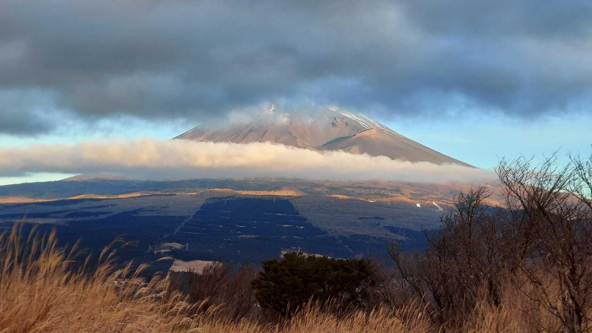 振り返ると富士。流れてはいるものの西からどんどんやってくる雲