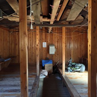 9時過ぎに今日の行動を強制終了😭空木平避難小屋で体調回復を図ることにした。