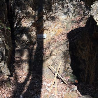 鞍掛山神社
滝は涸れていました