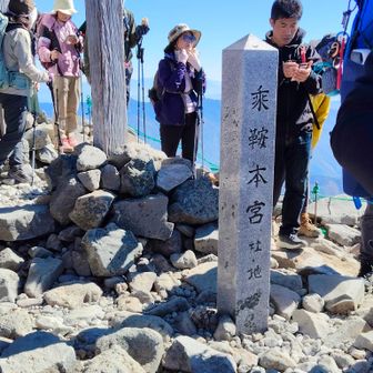 山頂神社は押しくら饅頭状態。