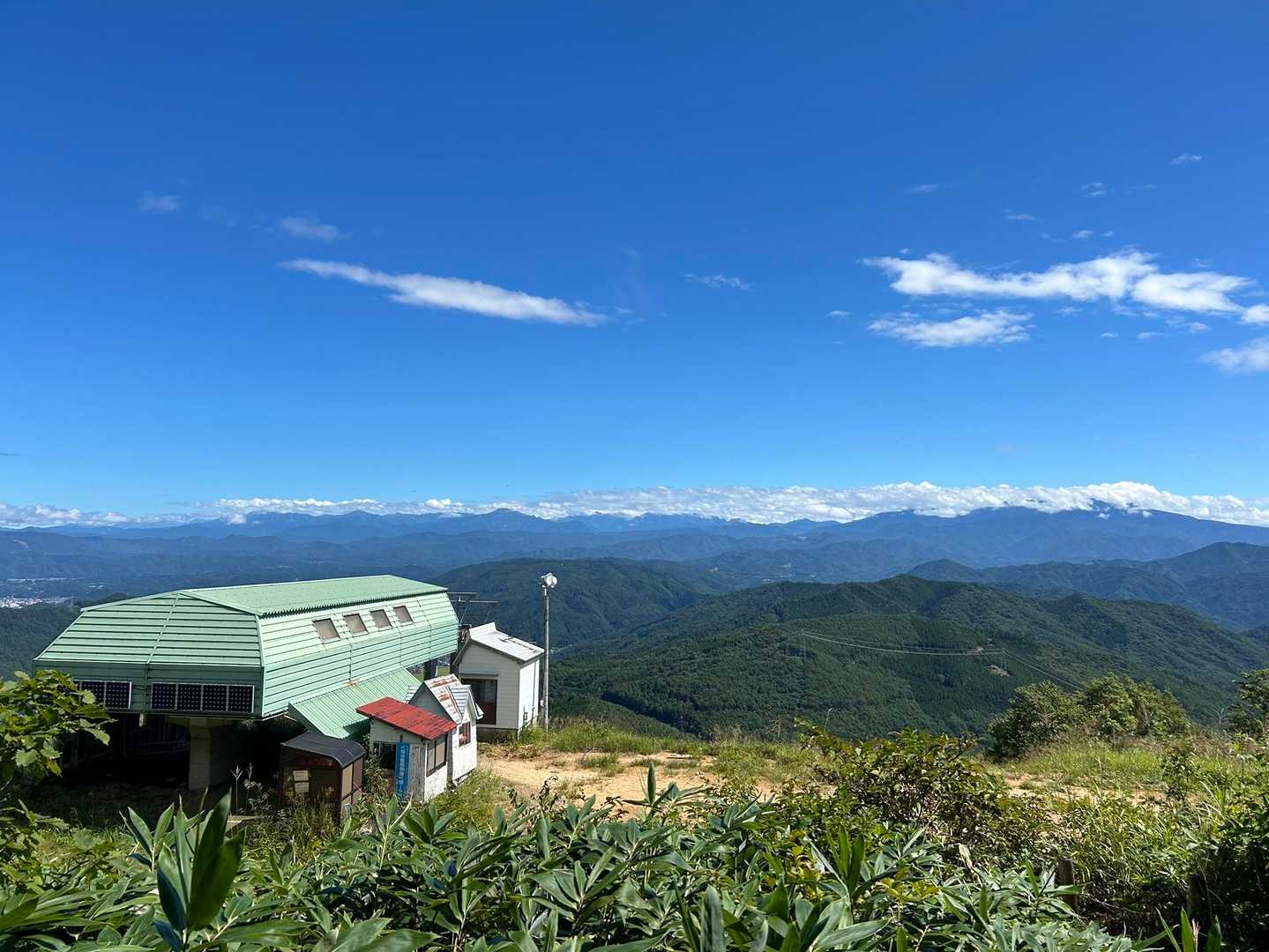 ゲレンデトップまで降りてきました
スタート時は真っ白だった景色が一変