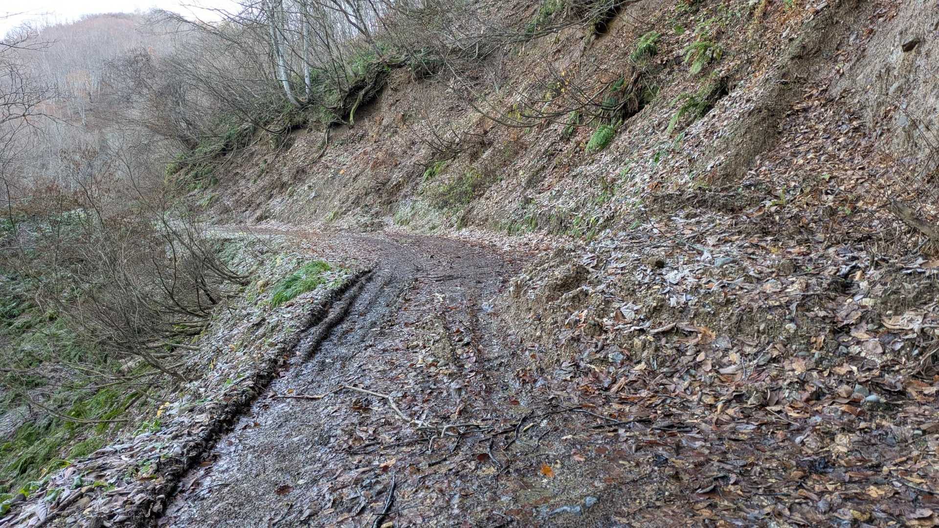 崩落地、左の轍にスタックしそう。
歩きで良かった。