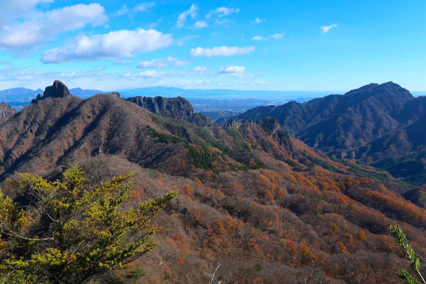 下山途中、山肌紅葉と奥に赤城山